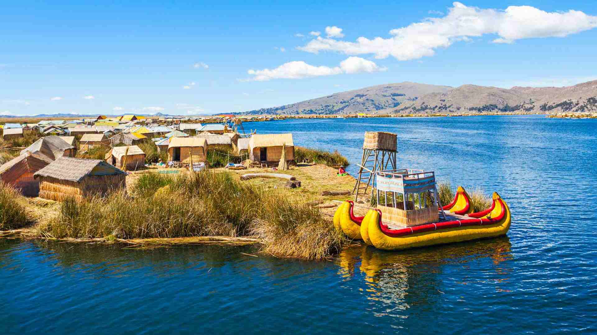 Isla Taquile y comunidades Uros en el lago Titicaca Puno Peru